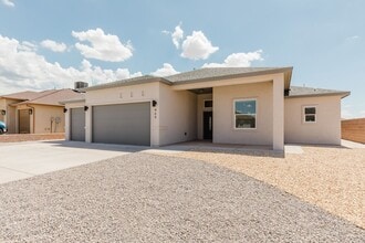 Building Photo - 460 Montecito Dr