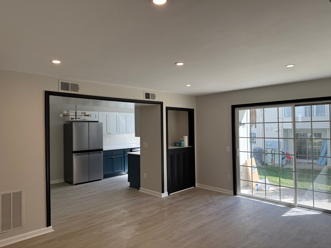 Living room - 114 Fort Evans Rd NE (Leesburg, VA)