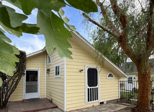 Foto del edificio - 1391 E Hillcrest Dr