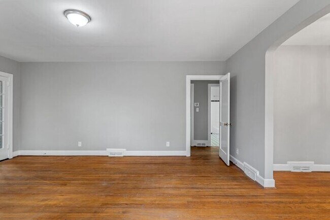 Foto del edificio - Brick home, Two Story, Hardwoods, DR, 2 Sun Rooms, FP, Carport!.