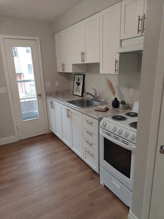 Building Photo - Quattro One, Two, Three and Four