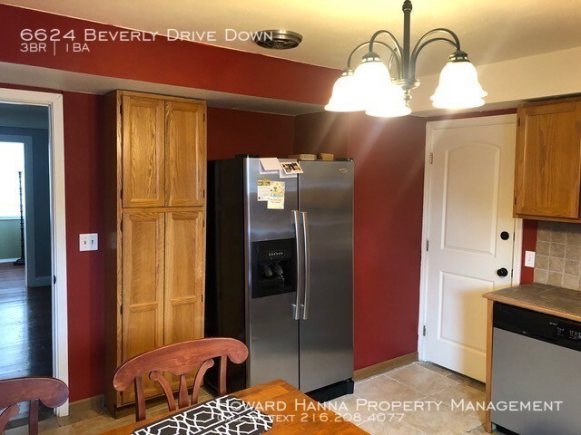 Building Photo - Awesome Parma Hts Down Unit