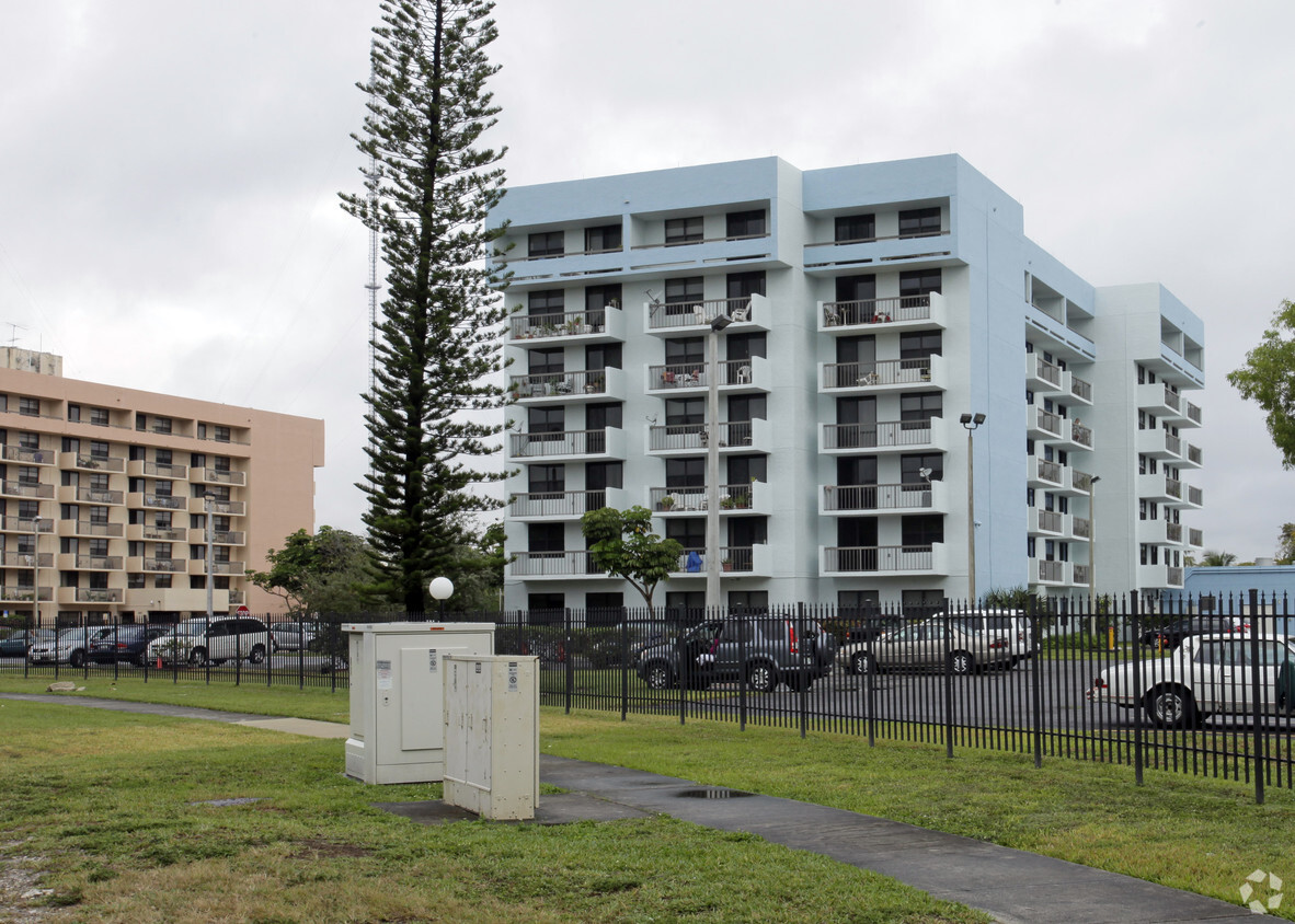 Foto del edificio - Robert Sharp Towers I