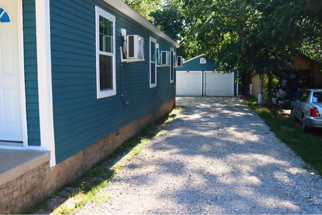 Building Photo - 518 N Harvard Ave