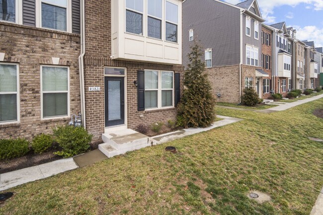 Foto del edificio - Elevated Old Town Ashburn Living: A Four-L...