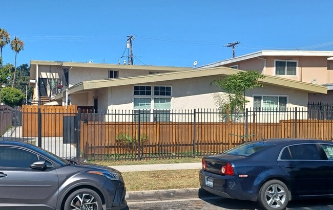 Foto del edificio - 10211 Crenshaw Blvd