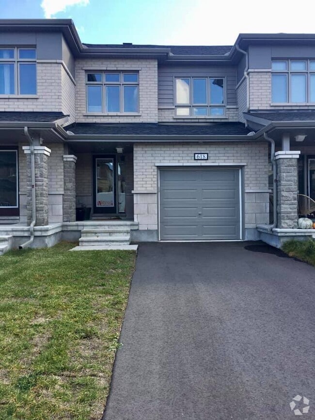 Building Photo - 618 Parade Dr