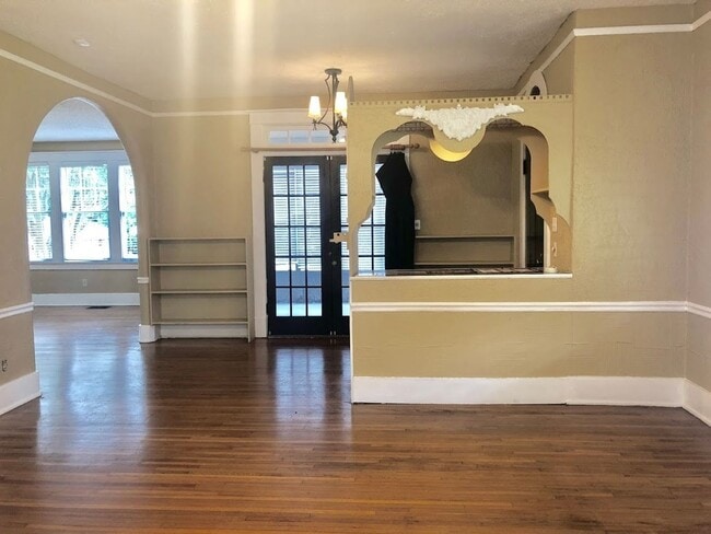 Building Photo - ROMANTIC DETAILS & a Cottage Feel! 3 Bedro...