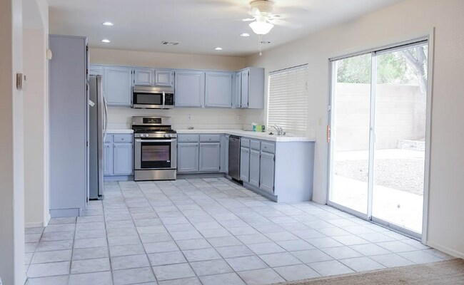 Foto del edificio - MOVE IN READY 4 BEDROOM!