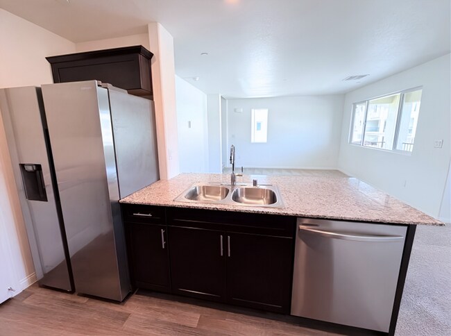 Foto del edificio - Stunning Tri-Level Townhome with Breathtaking Nevada Mountain Views