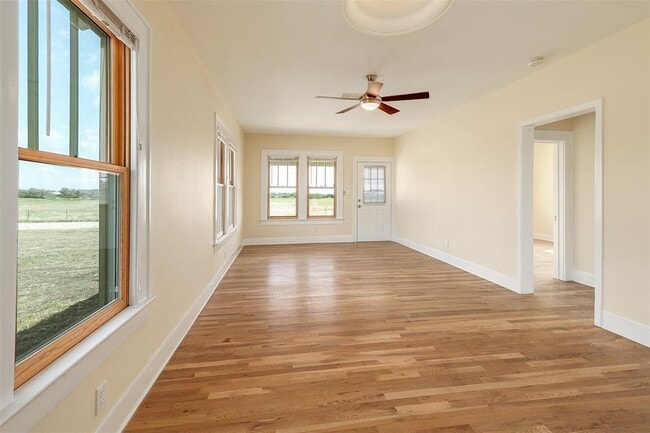 Foto del edificio - 137 Daisy Ln