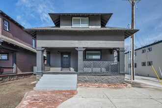 Building Photo - 33 W 8th St