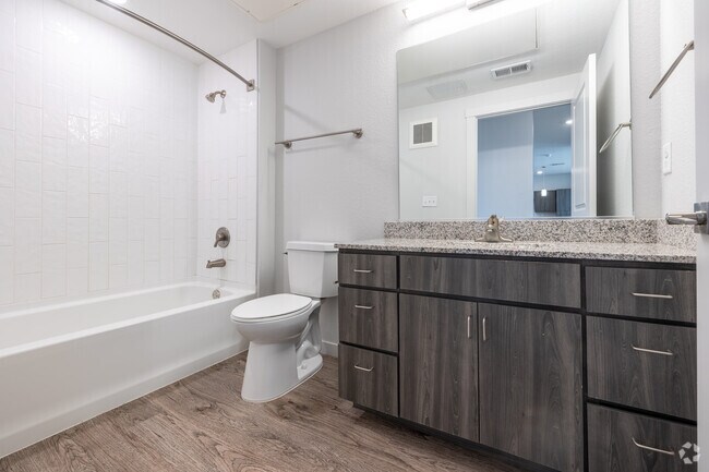 3 habitaciones, 2 baños - 1277 pies cuadrados - Baño secundario - The Landing at Greyhound Park