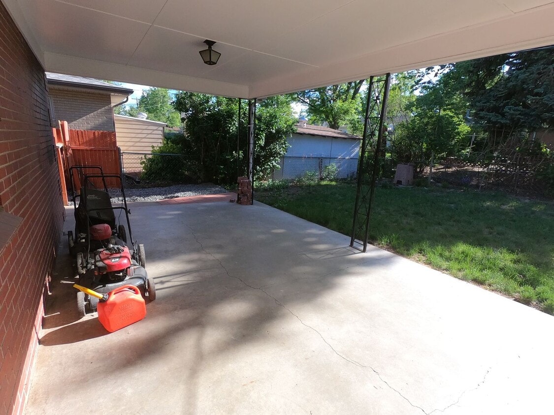 Beautifully remodeled 3 bed 2.5 bath house in Broomfield - Beautifully remodeled 3 bed 2.5 bath house in Broomfield