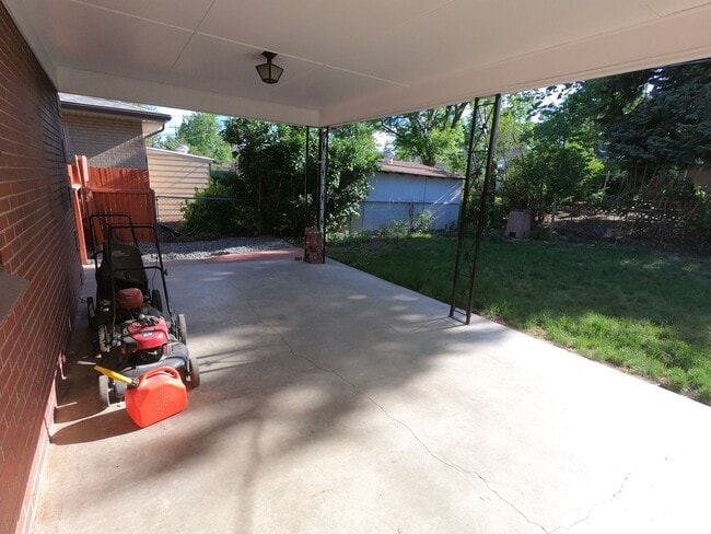 Beautifully remodeled 3 bed 2.5 bath house in Broomfield - Beautifully remodeled 3 bed 2.5 bath house in Broomfield