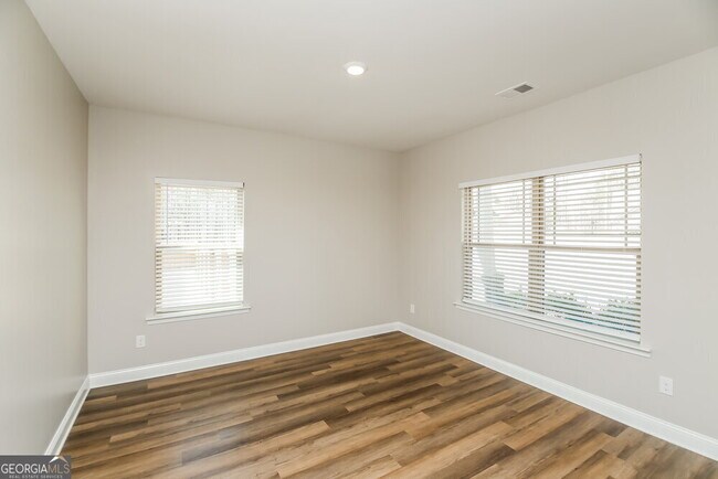 Foto del edificio - 250 Saddlechase Dr