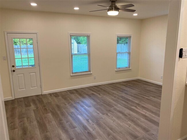Foto del edificio - 13307 Effingham St