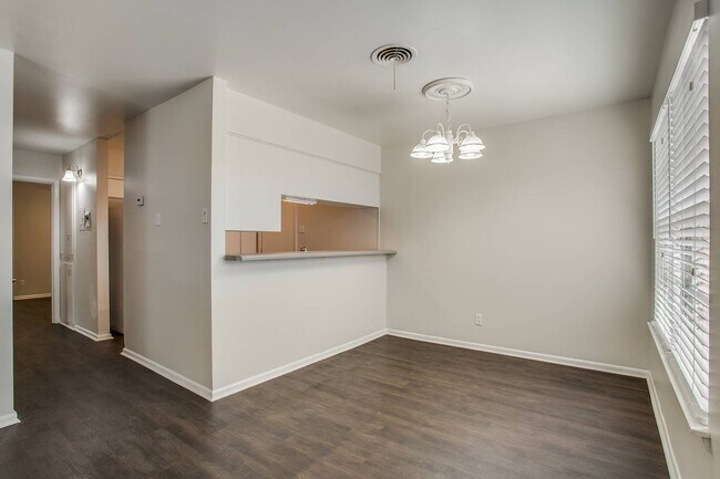 Building Photo - 2123 E Lawndale Dr