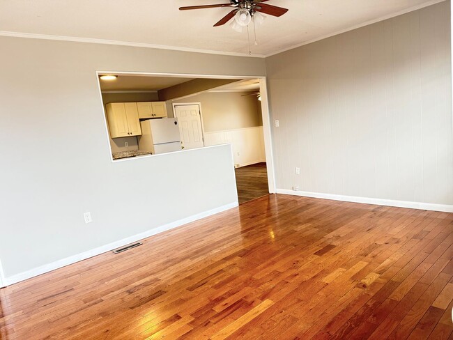 Building Photo - 4 bed, 1.5 bath