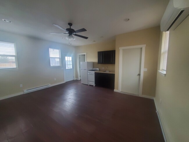 Building Photo - 630 Dahlia St