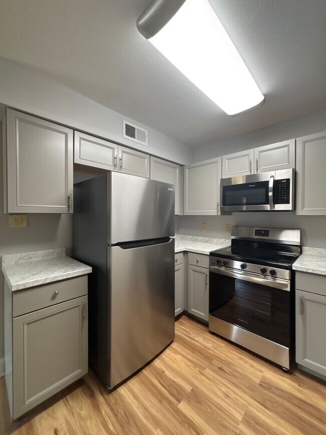 Building Photo - 2 Bed 2 Bath Coming Soon!