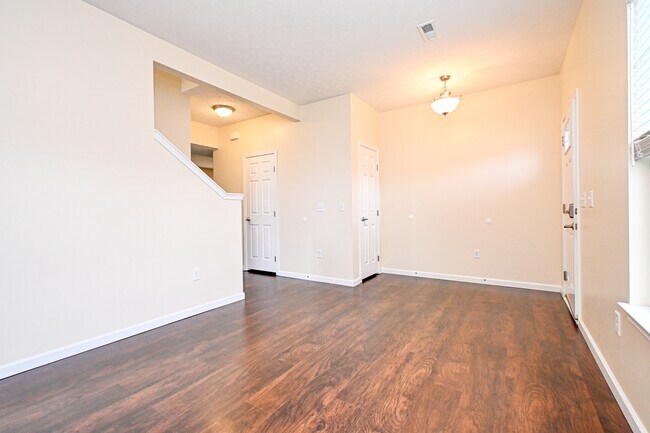 Foto del edificio - 8453 Forest Valley Dr