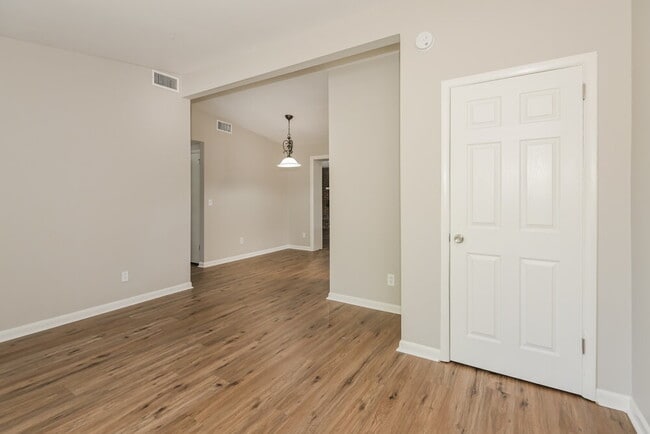 Building Photo - 2219 Limoges Dr E