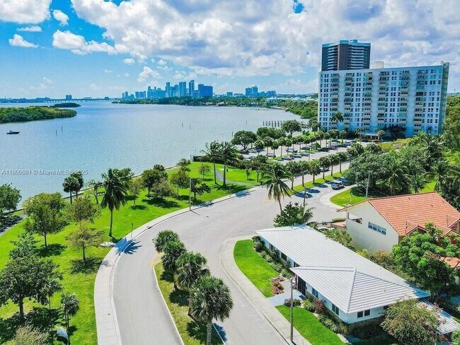 Foto del edificio - 940 NE 71st St