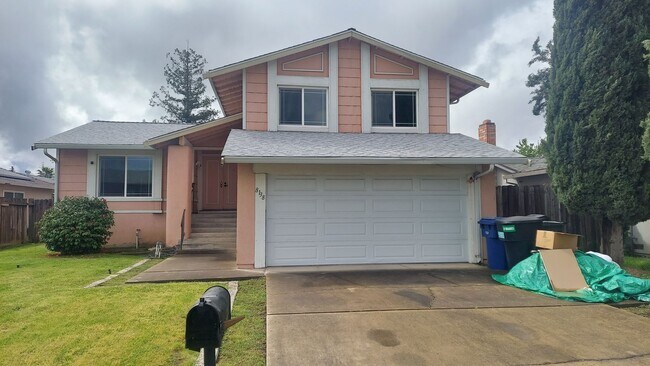 Foto del edificio - Spacious 4 bedroom, 3 bath home Tri-level in the Scottsdale East Area between Florin Rd and Gerbe...