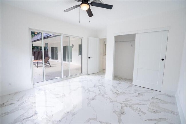Foto del edificio - 1070 SW 18th St