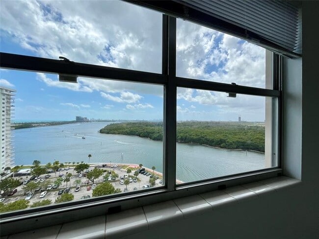 Foto del edificio - 400 Kings Point Dr