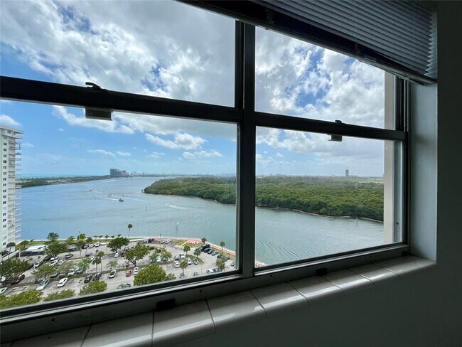 Building Photo - 400 Kings Point Dr