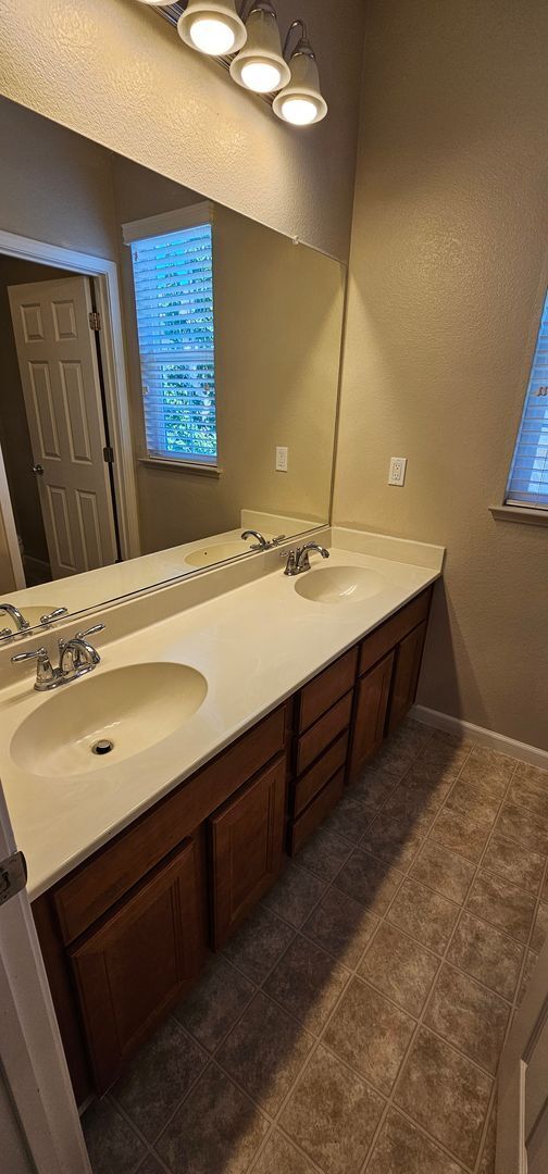 Building Photo - 4 bedroom 2.5 bath 2 car garage Foothills ...
