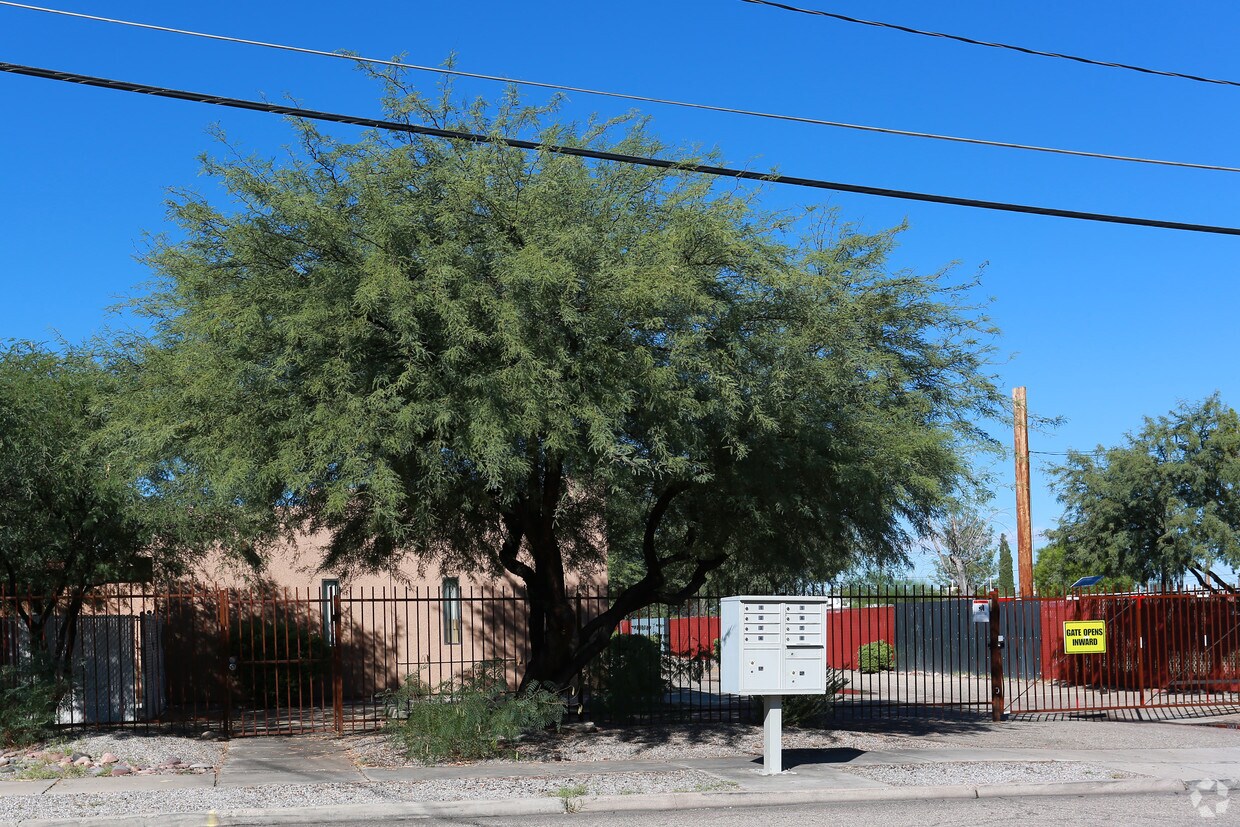 Building Photo - 1443 N Sycamore Blvd