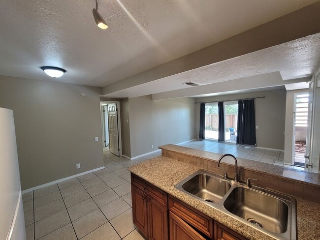 Building Photo - Single-Story 1-Bedroom Condo in a Highland...