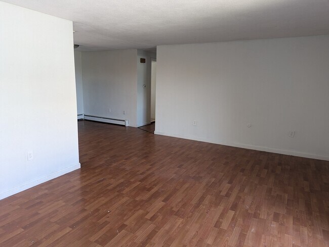 Foto del edificio - 581 Proctor Ave