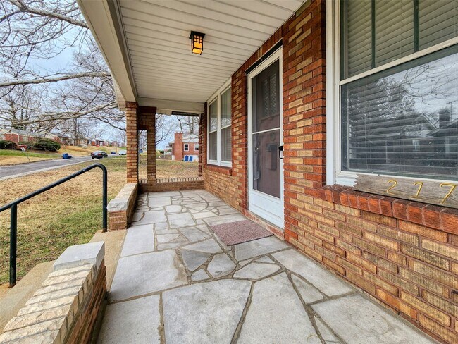 Foto del edificio - 217 Emerling Dr