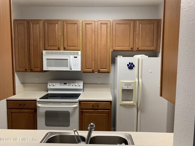 Building Photo - 7801 Point Meadows Dr