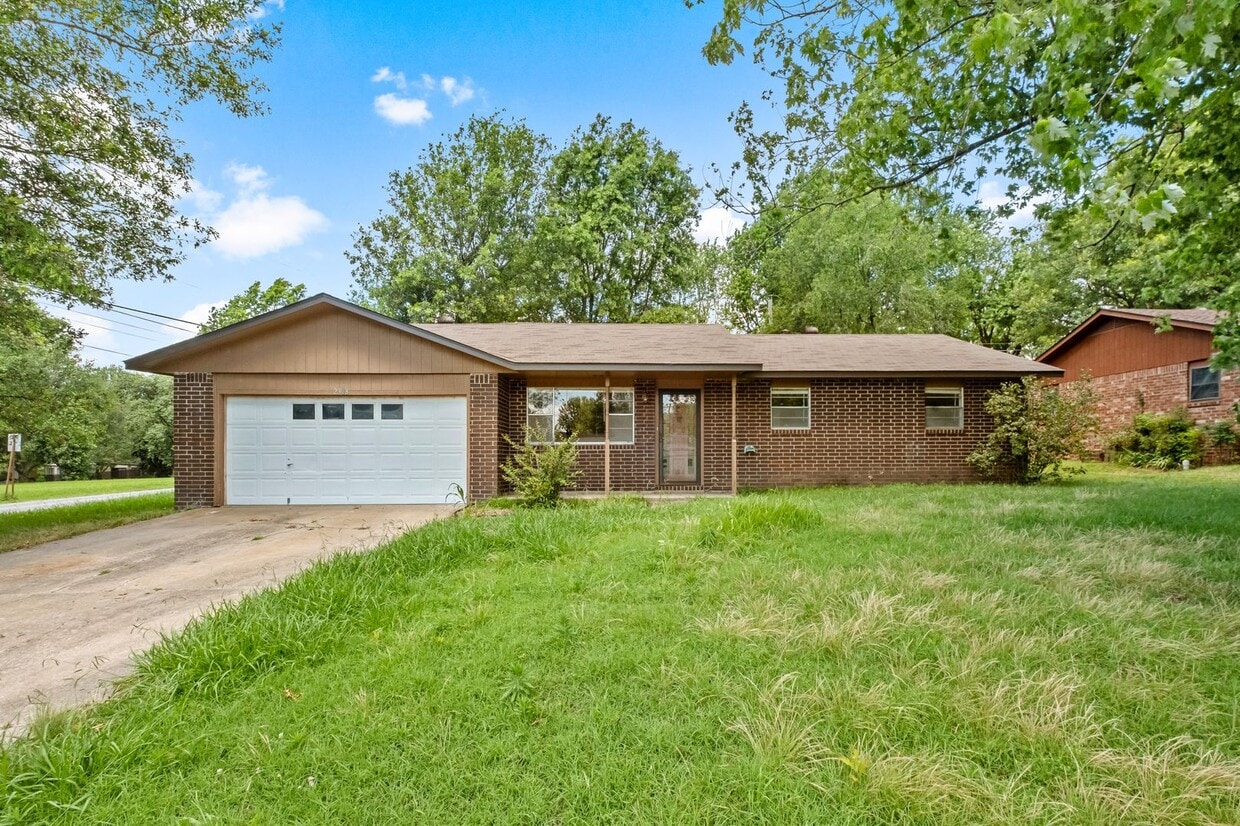Charming 3 bed/1 bath home! - Charming 3 bed/1 bath home!