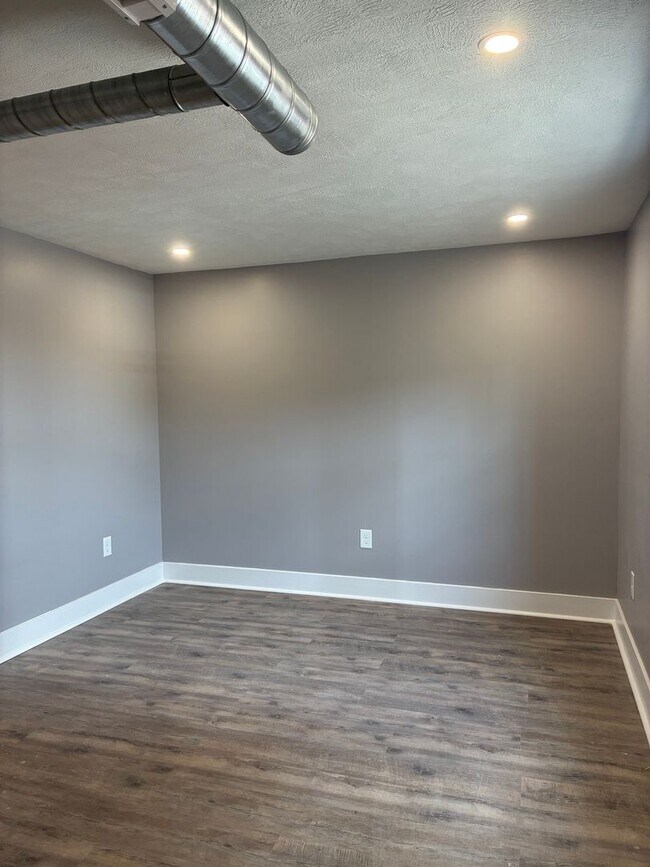 Building Photo - 352-354 Ermine Way