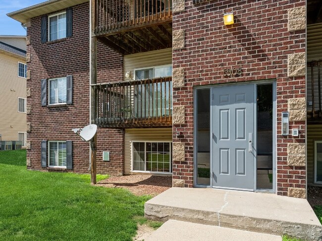 Foto del edificio - 5908 Sutton Pl