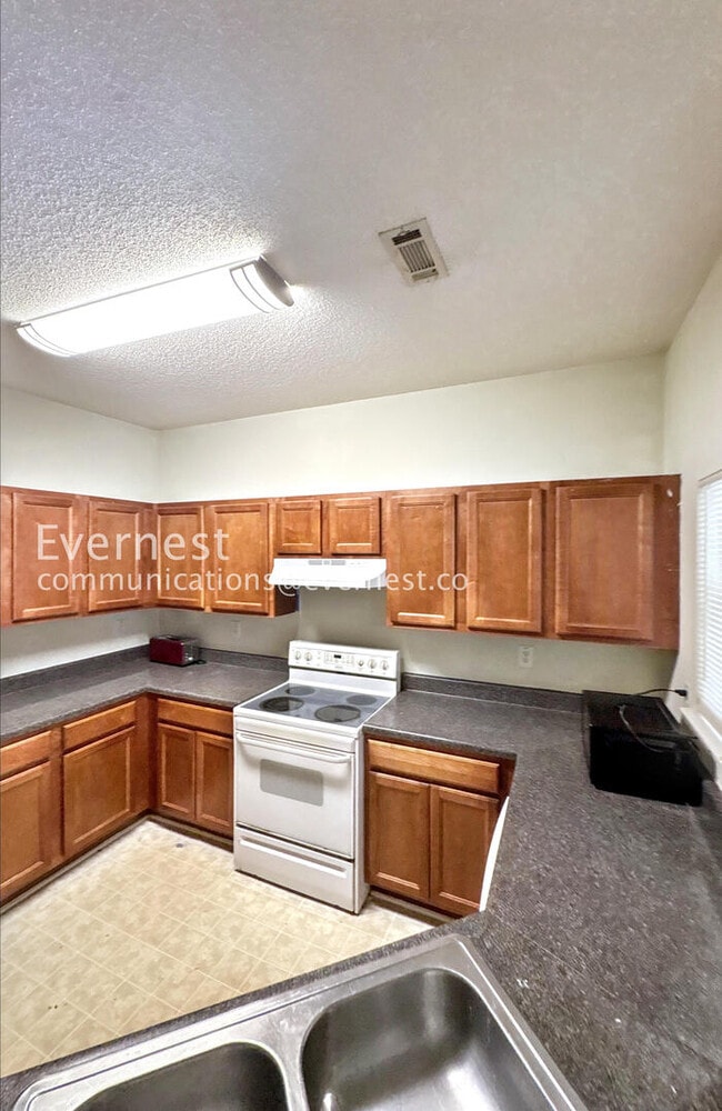 Foto del edificio - 7688 Creekside Ln