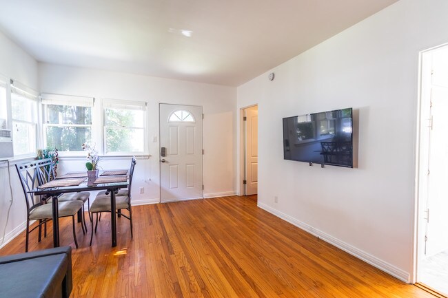 Foto del edificio - 5105 Laurel Canyon Blvd