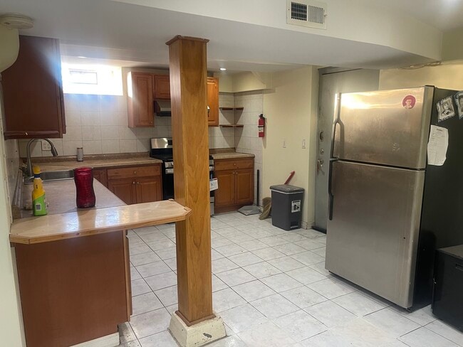 Building Photo - 1744 W Foster Ave