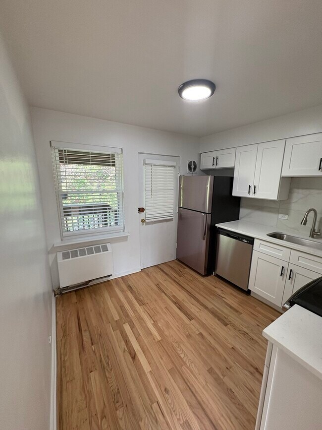 Foto del edificio - 2104 W Farragut Ave