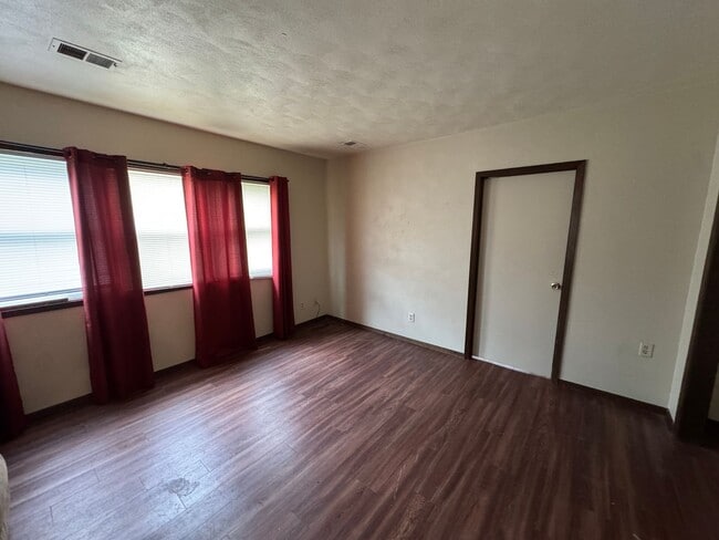 Building Photo - Charming 4 Bedroom Home in Convenient Rock Island Location