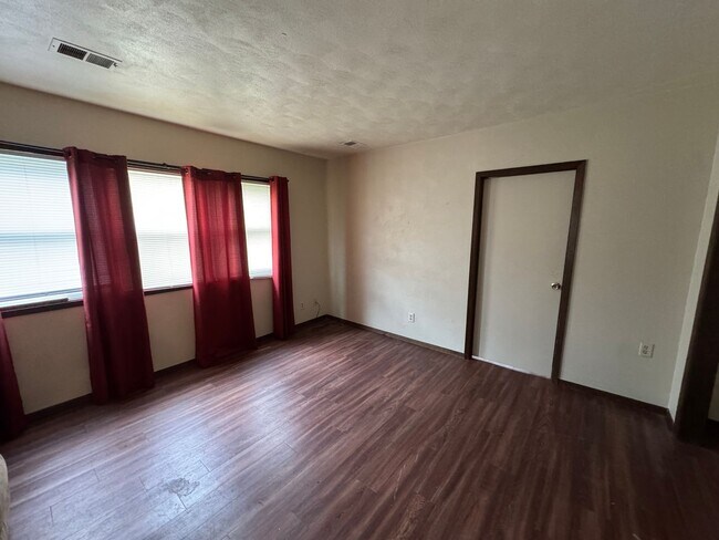 Foto del edificio - Charming 4 Bedroom Home in Convenient Rock Island Location