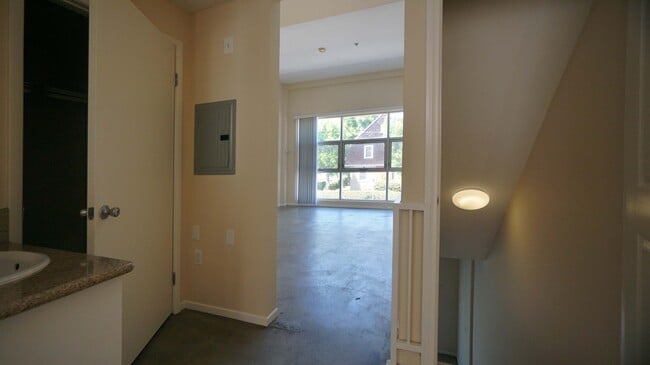 Building Photo - 922 W 23rd St