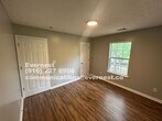 Foto principal - Charming 4-Bedroom Home with Modern Amenit...