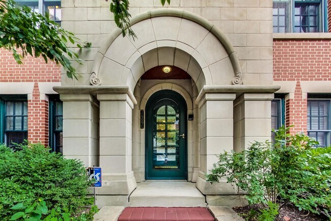 Foto del edificio - 2609 N Greenview Ave